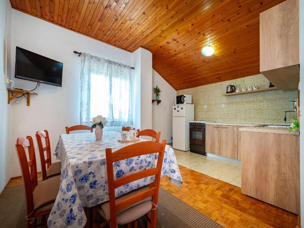 Apartment Matkos - With Garden And Terrace นิน ภายนอก รูปภาพ
