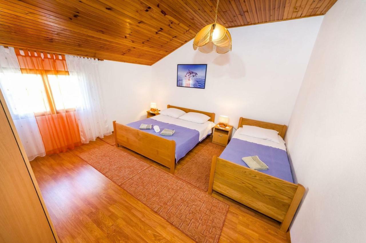 Apartment Matkos - With Garden And Terrace นิน ภายนอก รูปภาพ